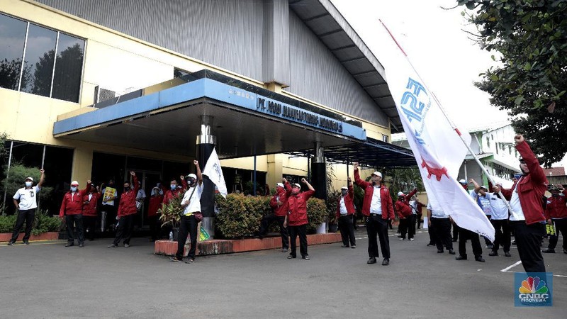Serikat pekerja berkeliling di Kawasan Industri Pulo gadung, Selasa (6/10/2020). Massa buruh yang ikut mogok nasional menyerukan penolakan UU Cipta Kerja Omnibus Law yang sudah di sahkan kemarin. (CNBC Indonesia/Muhammad Sabki)