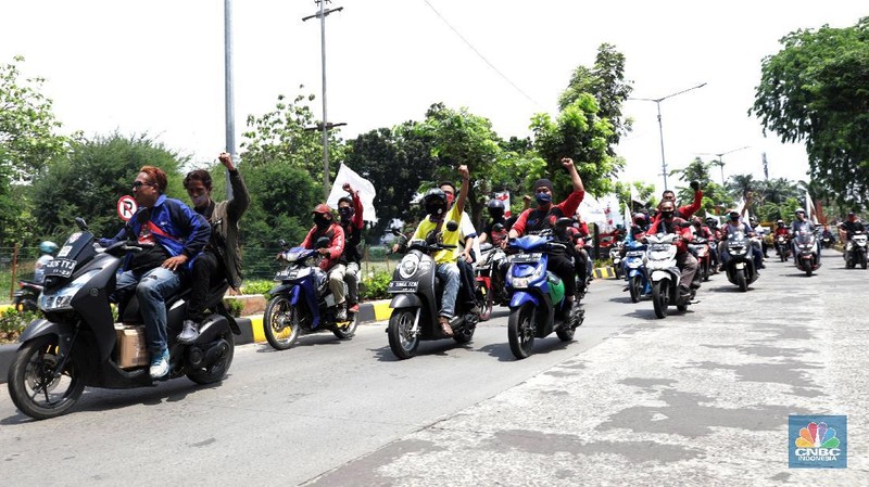 Serikat pekerja berkeliling di Kawasan Industri Pulo gadung, Selasa (6/10/2020). Massa buruh yang ikut mogok nasional menyerukan penolakan UU Cipta Kerja Omnibus Law yang sudah di sahkan kemarin. (CNBC Indonesia/Muhammad Sabki)