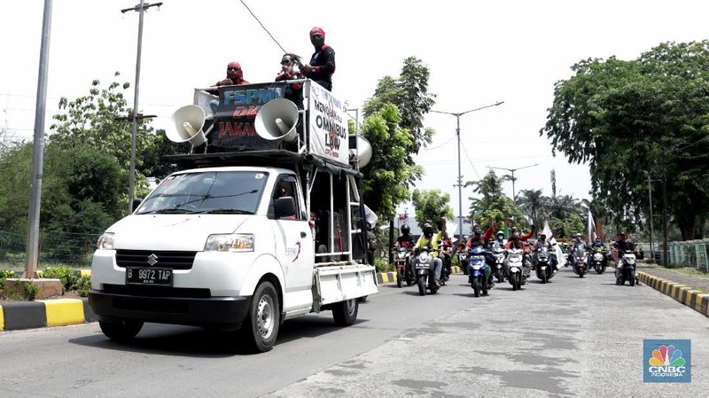 Serikat pekerja berkeliling di Kawasan Industri Pulo gadung, Selasa (6/10/2020). Massa buruh yang ikut mogok nasional menyerukan penolakan UU Cipta Kerja Omnibus Law yang sudah di sahkan kemarin. (CNBC Indonesia/Muhammad Sabki)