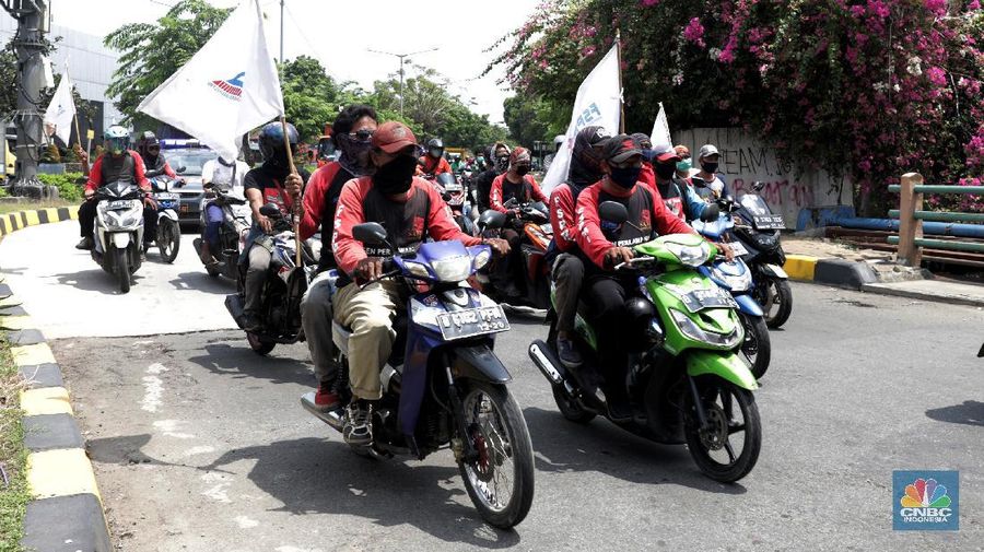 Serikat pekerja berkeliling di Kawasan Industri Pulo gadung, Selasa (6/10/2020). Massa buruh yang ikut mogok nasional menyerukan penolakan UU Cipta Kerja Omnibus Law yang sudah di sahkan kemarin. (CNBC Indonesia/Muhammad Sabki)