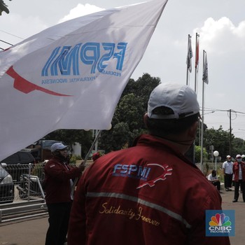 Penampakan Mogok Kerja Buruh Tolak Omnibus Law di Pulo Gadung