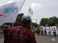 Penampakan Mogok Kerja Buruh Tolak Omnibus Law di Pulo Gadung