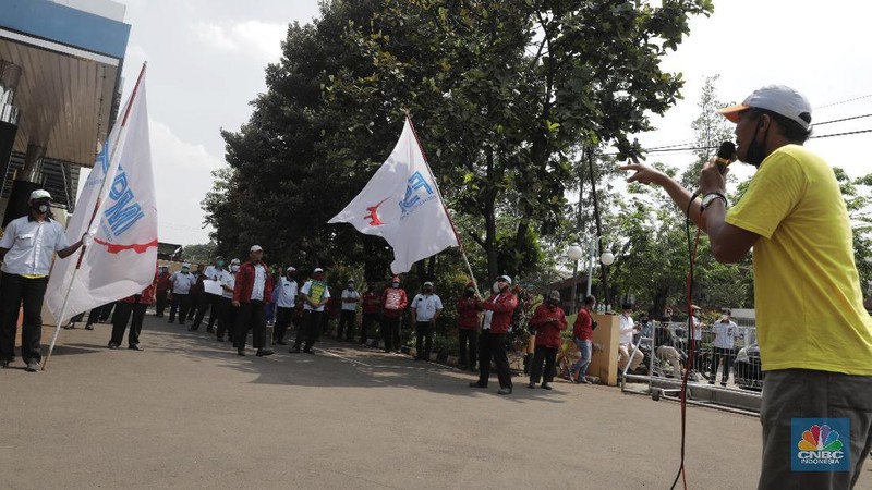 Serikat pekerja berkeliling di Kawasan Industri Pulo gadung, Selasa (6/10/2020). Massa buruh yang ikut mogok nasional menyerukan penolakan UU Cipta Kerja Omnibus Law yang sudah di sahkan kemarin. (CNBC Indonesia/Muhammad Sabki)