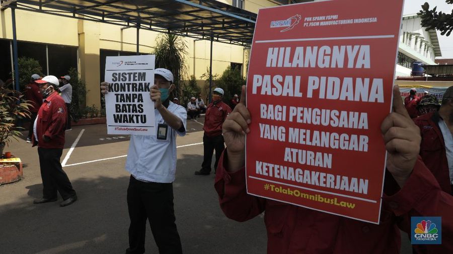 Serikat pekerja berkeliling di Kawasan Industri Pulo gadung, Selasa (6/10/2020). Massa buruh yang ikut mogok nasional menyerukan penolakan UU Cipta Kerja Omnibus Law yang sudah di sahkan kemarin. (CNBC Indonesia/Muhammad Sabki)