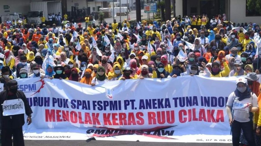 Aksi demo tolak Omnibus law disejumlah pabrik di Kerawang, Jawa Barat. Ist