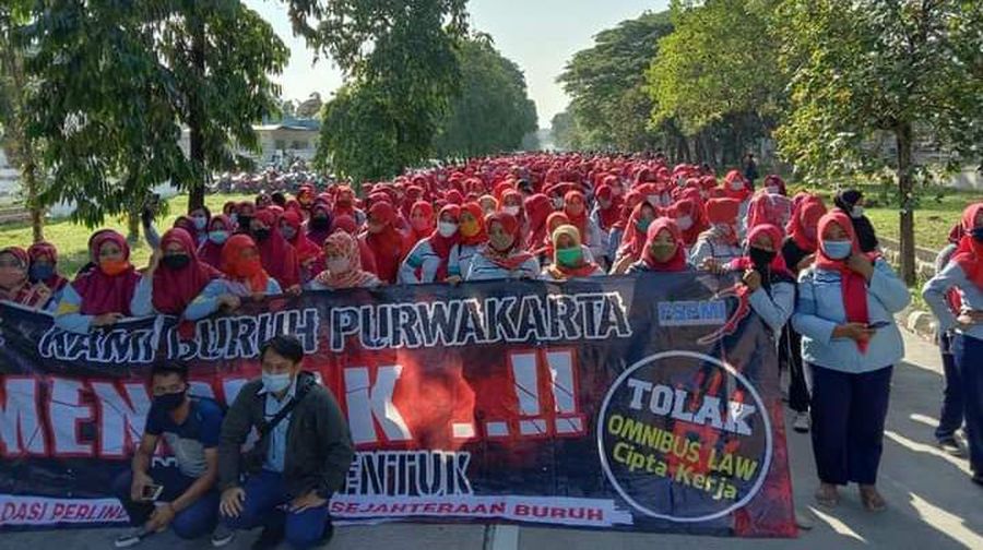 Aksi demo tolak Omnibus law disejumlah pabrik di Kerawang, Jawa Barat. Ist