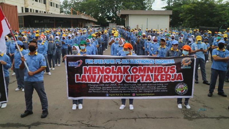 Aksi demo tolak Omnibus law disejumlah pabrik di Kerawang, Jawa Barat. Ist