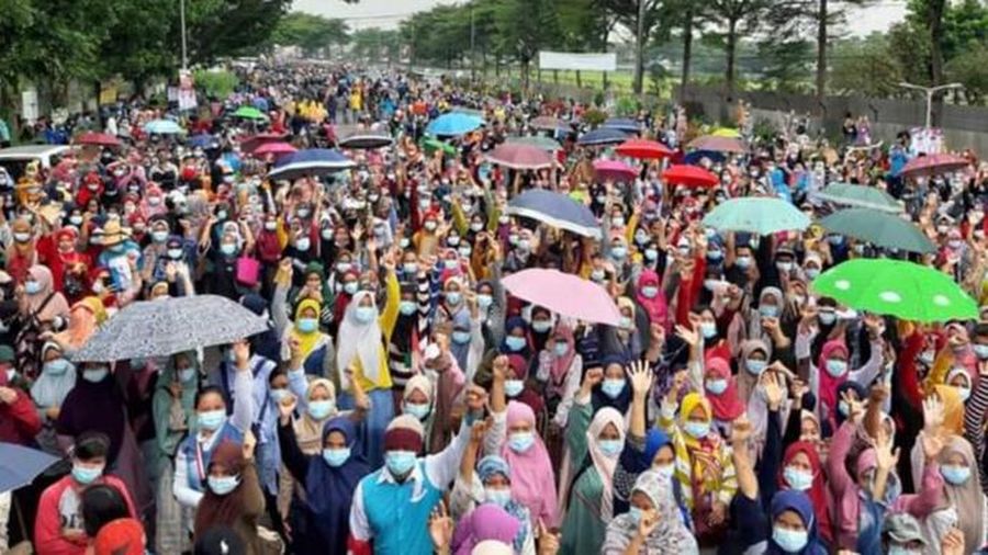 Aksi demo tolak Omnibus law disejumlah pabrik di Kerawang, Jawa Barat. Ist