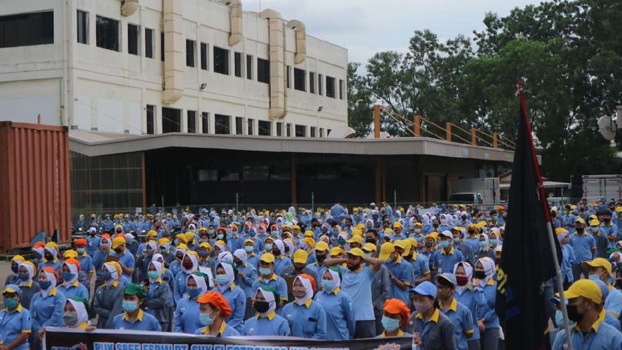 Aksi demo tolak Omnibus law disejumlah pabrik di Kerawang, Jawa Barat. Ist