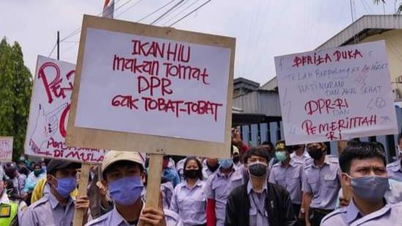 Aksi demo tolak Omnibus law disejumlah pabrik di Kerawang, Jawa Barat. Ist
