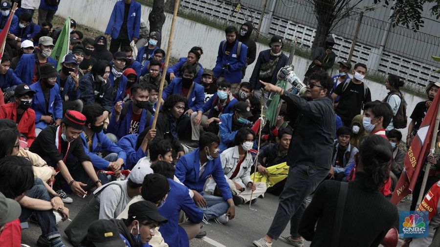 Aksi demonstrasi Mahasiswa di Kawasan Industri Jababeka, Cikarang, Jawa Barat, Selasa (7/10/2020). (CNBC Indonesia/Muhammad Sabki)