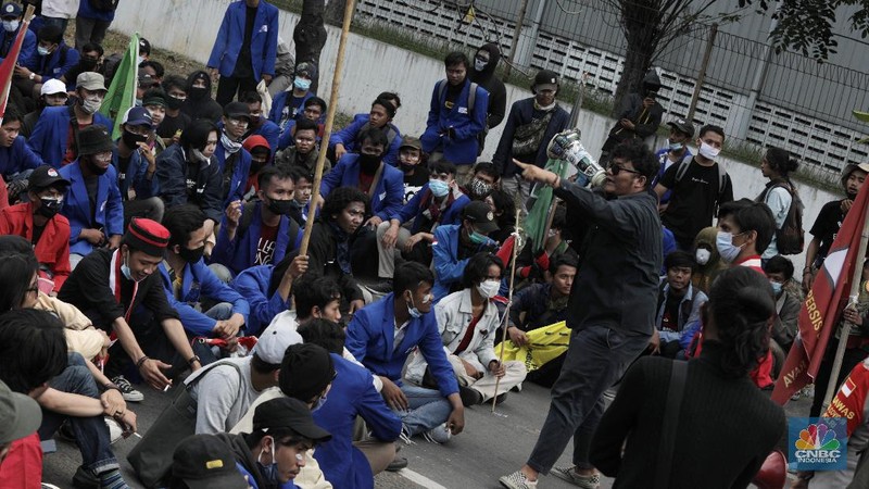 Aksi demonstrasi Mahasiswa di Kawasan Industri Jababeka, Cikarang, Jawa Barat, Selasa (7/10/2020). (CNBC Indonesia/Muhammad Sabki)
