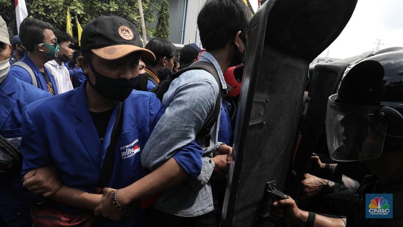 Aksi demonstrasi Mahasiswa di Kawasan Industri Jababeka, Cikarang, Jawa Barat, Selasa (7/10/2020). (CNBC Indonesia/Muhammad Sabki)