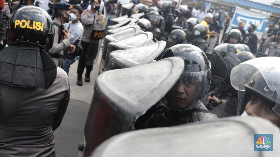 Aksi demonstrasi Mahasiswa di Kawasan Industri Jababeka, Cikarang, Jawa Barat, Selasa (7/10/2020). (CNBC Indonesia/Muhammad Sabki)