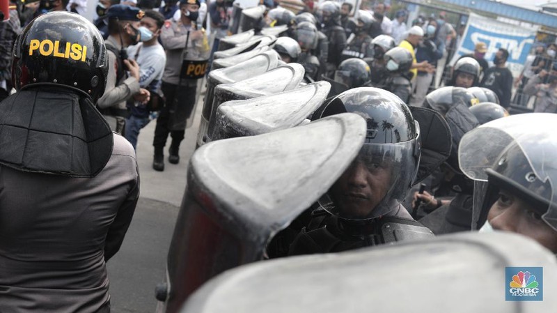 Aksi demonstrasi Mahasiswa di Kawasan Industri Jababeka, Cikarang, Jawa Barat, Selasa (7/10/2020). (CNBC Indonesia/Muhammad Sabki)
