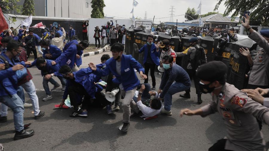 Aksi demonstrasi Mahasiswa di Kawasan Industri Jababeka, Cikarang, Jawa Barat, Selasa (7/10/2020). (CNBC Indonesia/Muhammad Sabki)