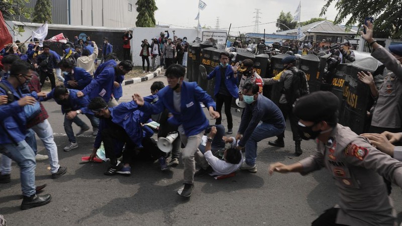 Aksi demonstrasi Mahasiswa di Kawasan Industri Jababeka, Cikarang, Jawa Barat, Selasa (7/10/2020). (CNBC Indonesia/Muhammad Sabki)