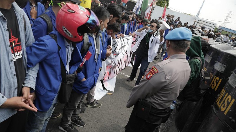 Aksi demonstrasi Mahasiswa di Kawasan Industri Jababeka, Cikarang, Jawa Barat, Selasa (7/10/2020). (CNBC Indonesia/Muhammad Sabki)