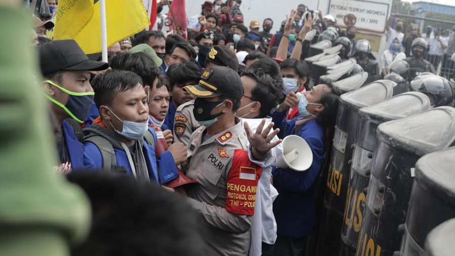 Aksi demonstrasi Mahasiswa di Kawasan Industri Jababeka, Cikarang, Jawa Barat, Selasa (7/10/2020). (CNBC Indonesia/Muhammad Sabki)