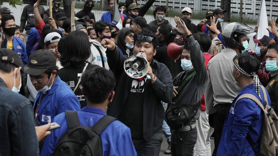 Aksi demonstrasi Mahasiswa di Kawasan Industri Jababeka, Cikarang, Jawa Barat, Selasa (7/10/2020). (CNBC Indonesia/Muhammad Sabki)