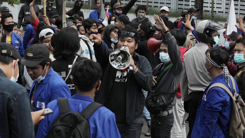 Aksi demonstrasi Mahasiswa di Kawasan Industri Jababeka, Cikarang, Jawa Barat, Selasa (7/10/2020). (CNBC Indonesia/Muhammad Sabki)