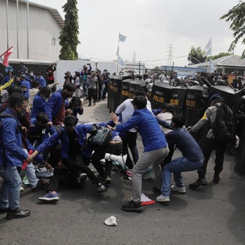 Sempat Ricuh! Mahasiswa di Cikarang Adu Dorong dengan Polisi