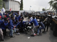 Sempat Ricuh! Mahasiswa di Cikarang Adu Dorong dengan Polisi