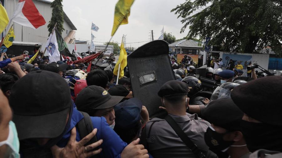 Aksi demonstrasi Mahasiswa di Kawasan Industri Jababeka, Cikarang, Jawa Barat, Selasa (7/10/2020). (CNBC Indonesia/Muhammad Sabki)