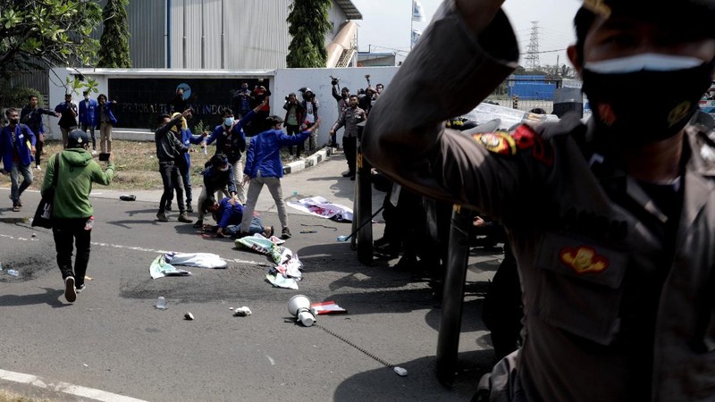 Aksi demonstrasi Mahasiswa di Kawasan Industri Jababeka, Cikarang, Jawa Barat, Selasa (7/10/2020). (CNBC Indonesia/Muhammad Sabki)