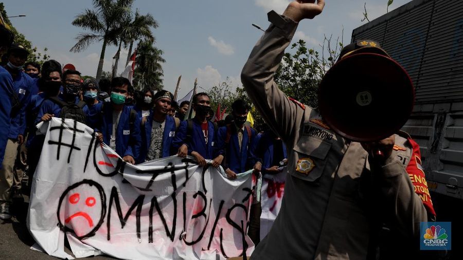 Aksi demonstrasi Mahasiswa di Kawasan Industri Jababeka, Cikarang, Jawa Barat, Selasa (7/10/2020). (CNBC Indonesia/Muhammad Sabki)