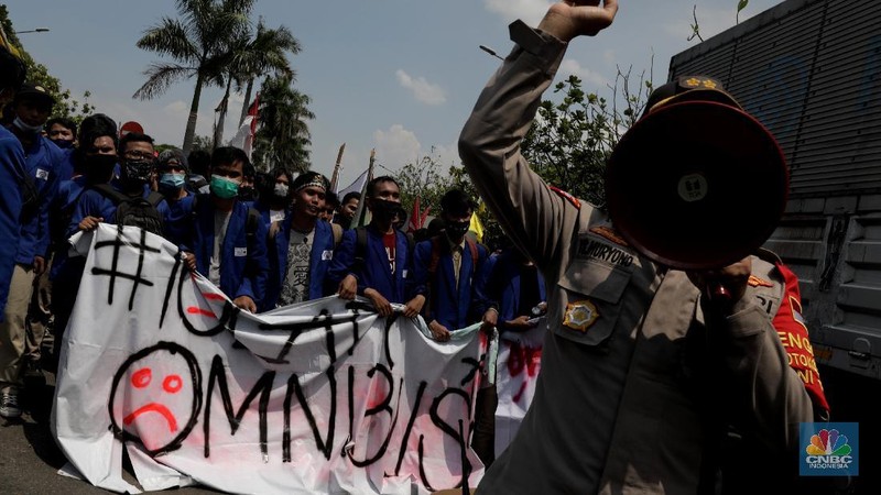 Aksi demonstrasi Mahasiswa di Kawasan Industri Jababeka, Cikarang, Jawa Barat, Selasa (7/10/2020). (CNBC Indonesia/Muhammad Sabki)