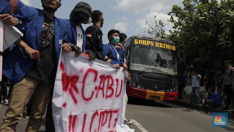 Aksi demonstrasi Mahasiswa di Kawasan Industri Jababeka, Cikarang, Jawa Barat, Selasa (7/10/2020). (CNBC Indonesia/Muhammad Sabki)