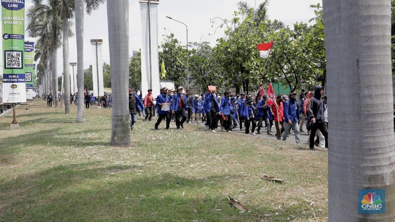 Aksi demonstrasi Mahasiswa di Kawasan Industri Jababeka, Cikarang, Jawa Barat, Selasa (7/10/2020). (CNBC Indonesia/Muhammad Sabki)