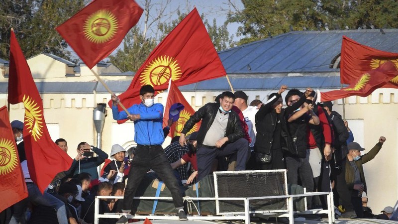 Aksi protes dan kerusuhan menentang hasil pemilihan parlemen Kyrgyztan terjadi di kota Bishekek dan meluas hingga ke luar ibu kota. (AP/Vladimir Voronin)