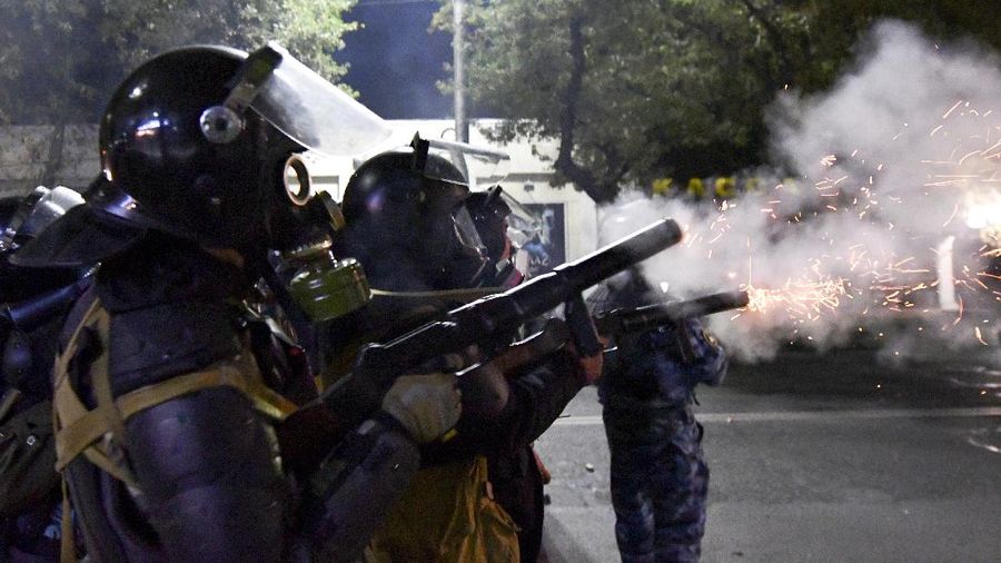 Aksi protes dan kerusuhan menentang hasil pemilihan parlemen Kyrgyztan terjadi di kota Bishekek dan meluas hingga ke luar ibu kota. (AP/Vladimir Voronin)