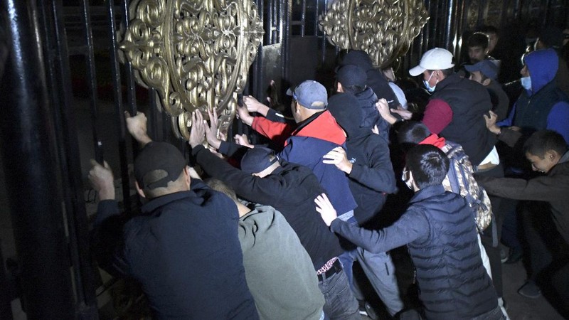 Aksi protes dan kerusuhan menentang hasil pemilihan parlemen Kyrgyztan terjadi di kota Bishekek dan meluas hingga ke luar ibu kota. (AP/Vladimir Voronin)