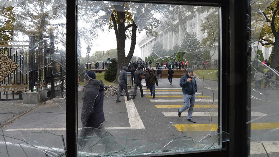 Aksi protes dan kerusuhan menentang hasil pemilihan parlemen Kyrgyztan terjadi di kota Bishekek dan meluas hingga ke luar ibu kota. (AP/Vladimir Voronin)