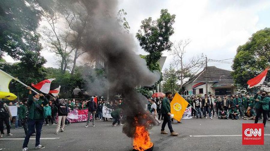 Asap hitam pekat dari bakaran ban membumbung di langit Bandung ketika mahasiswa berdemo menolak UU Cipta Kerja di depan Gedung DPRD Jawa Barat. Foto: CNN Indonesia/Huyogo