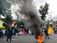 Panas! Mahasiswa Bandung Bakar Ban di Depan DPRD Jabar