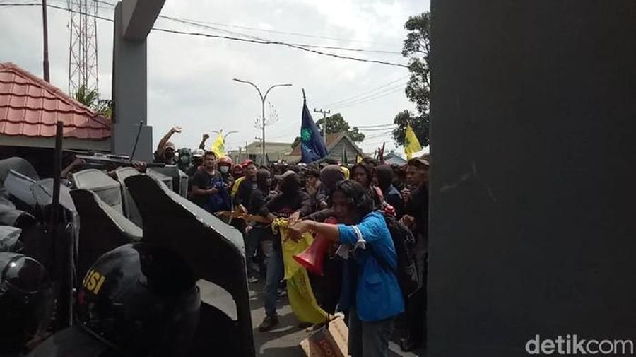 Demo tolak Omnibus Law Cipta Kerja di Parepare ricuh (Hasrul Nawir/detikcom)