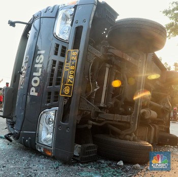 Ricuh! Mobil Polisi Hancur Dirusak Massa Tolak UU Cipta Kerja