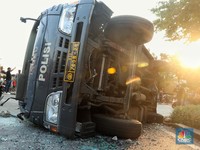 Ricuh! Mobil Polisi Hancur Dirusak Massa Tolak UU Cipta Kerja