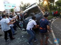 Massa aksi penolak UU Cipta Kerja merusak satu mobil polisi di Pejompongan, Rabu (7/10/2020). (CNBC Indonesia/Andrean Kristianto)