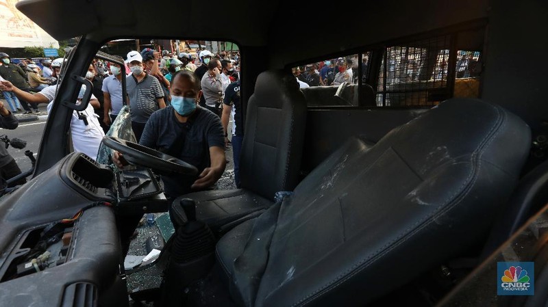 Massa aksi penolak UU Cipta Kerja merusak satu mobil polisi di Pejompongan, Rabu (7/10/2020). (CNBC Indonesia/Andrean Kristianto)