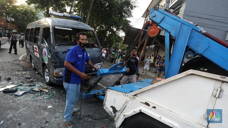 Massa aksi penolak UU Cipta Kerja merusak satu mobil polisi di Pejompongan, Rabu (7/10/2020). (CNBC Indonesia/Andrean Kristianto)