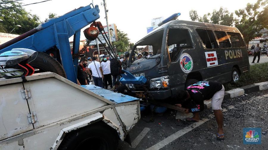 Massa aksi penolak UU Cipta Kerja merusak satu mobil polisi di Pejompongan, Rabu (7/10/2020). (CNBC Indonesia/Andrean Kristianto)