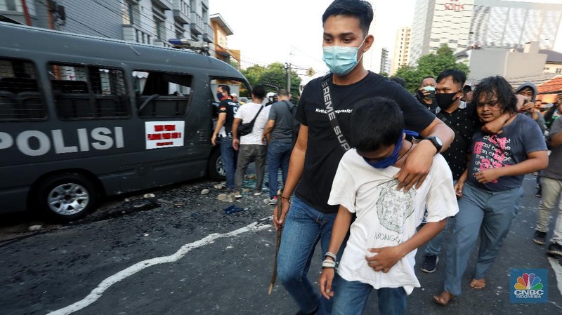 Massa aksi penolak UU Cipta Kerja merusak satu mobil polisi di Pejompongan, Rabu (7/10/2020). (CNBC Indonesia/Andrean Kristianto)