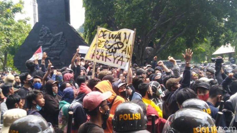 Massa demo tolak Omnibus Law di DPRD Jateng, Semarang (Foto: Angling/detikcom)