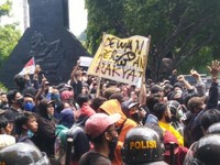 Ricuh! Demo di Semarang Diwarnai Lemparan Botol Hingga Bambu