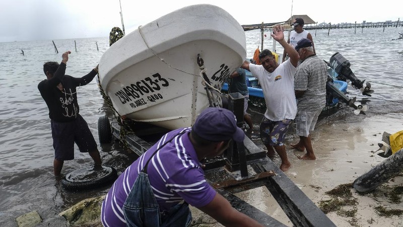 Negara Meksiko bersiap menghadapi Badai Delta. (AP/Luis Henao)